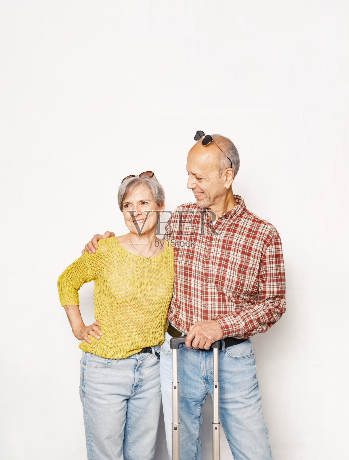 白色背景下的年长白人夫妇照片摄影图片