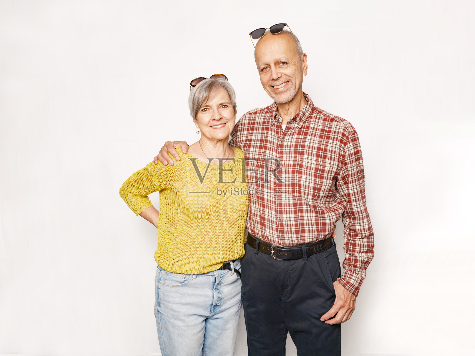 白色背景下的年长白人夫妇照片摄影图片