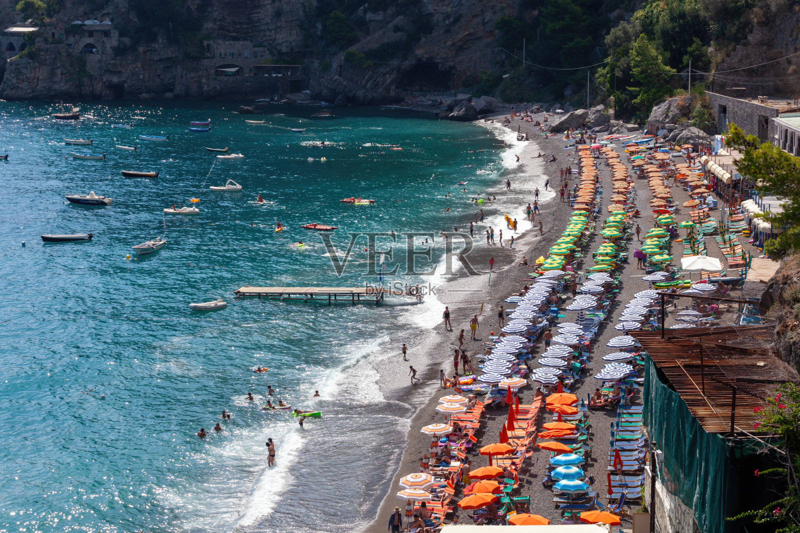 游客们在阿马尔菲海岸的波西塔诺大海滩享受时光照片摄影图片