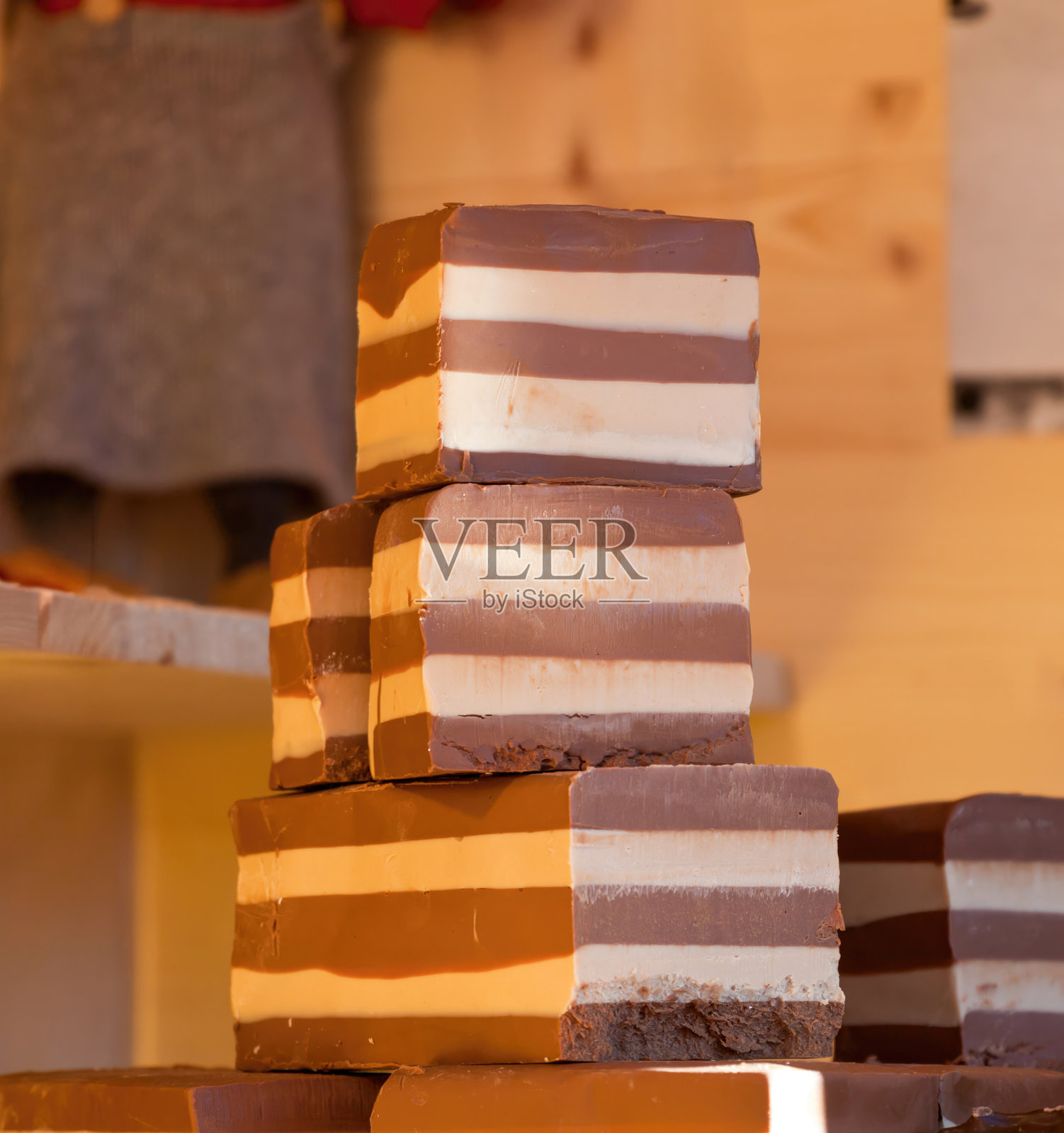 市场摊位上的多层巧克力棒堆叠照片摄影图片