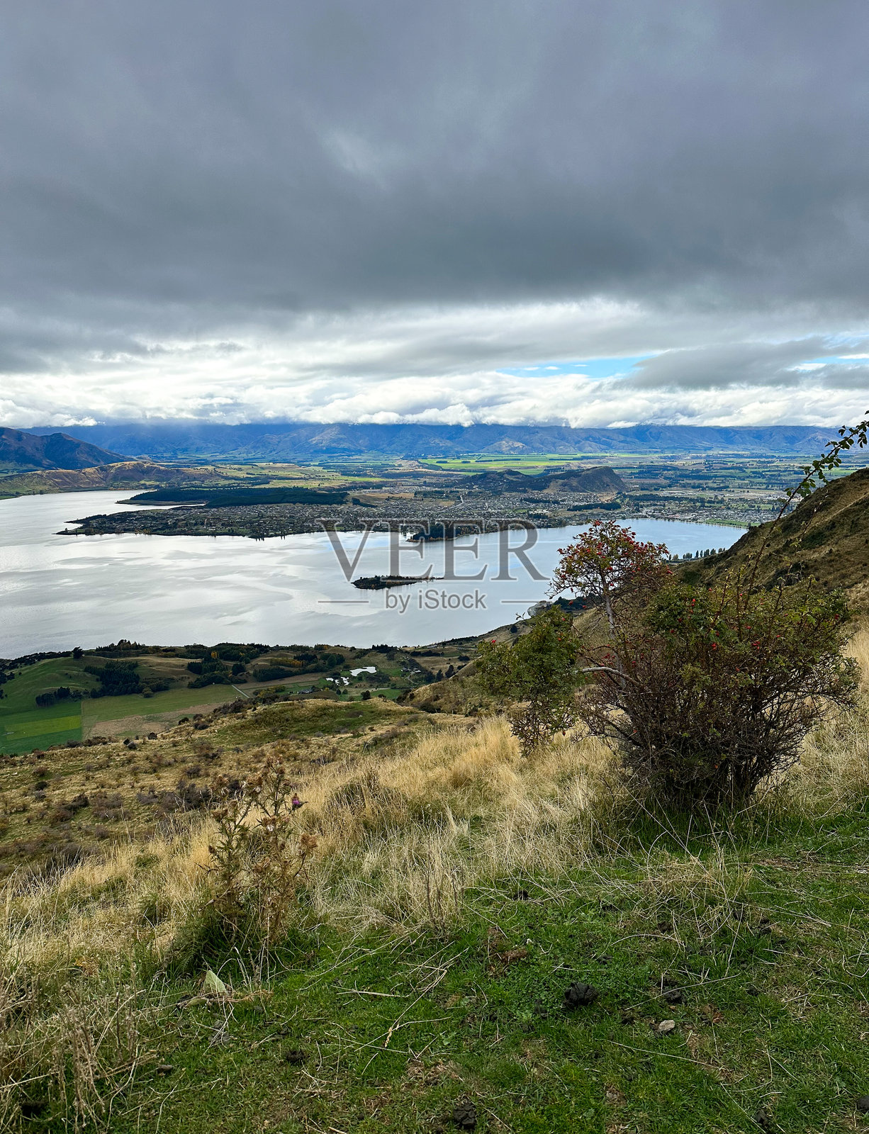湖泊和山谷在多云天空下的全景视图照片摄影图片