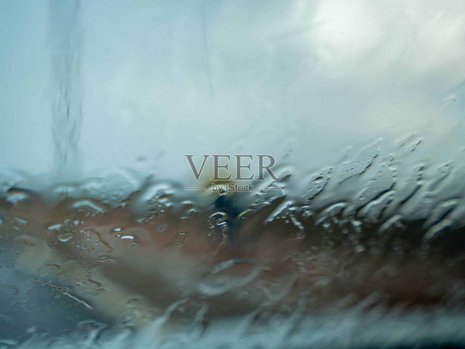 雨天中被雨滴扭曲的黄色伞下的孤独身影照片摄影图片