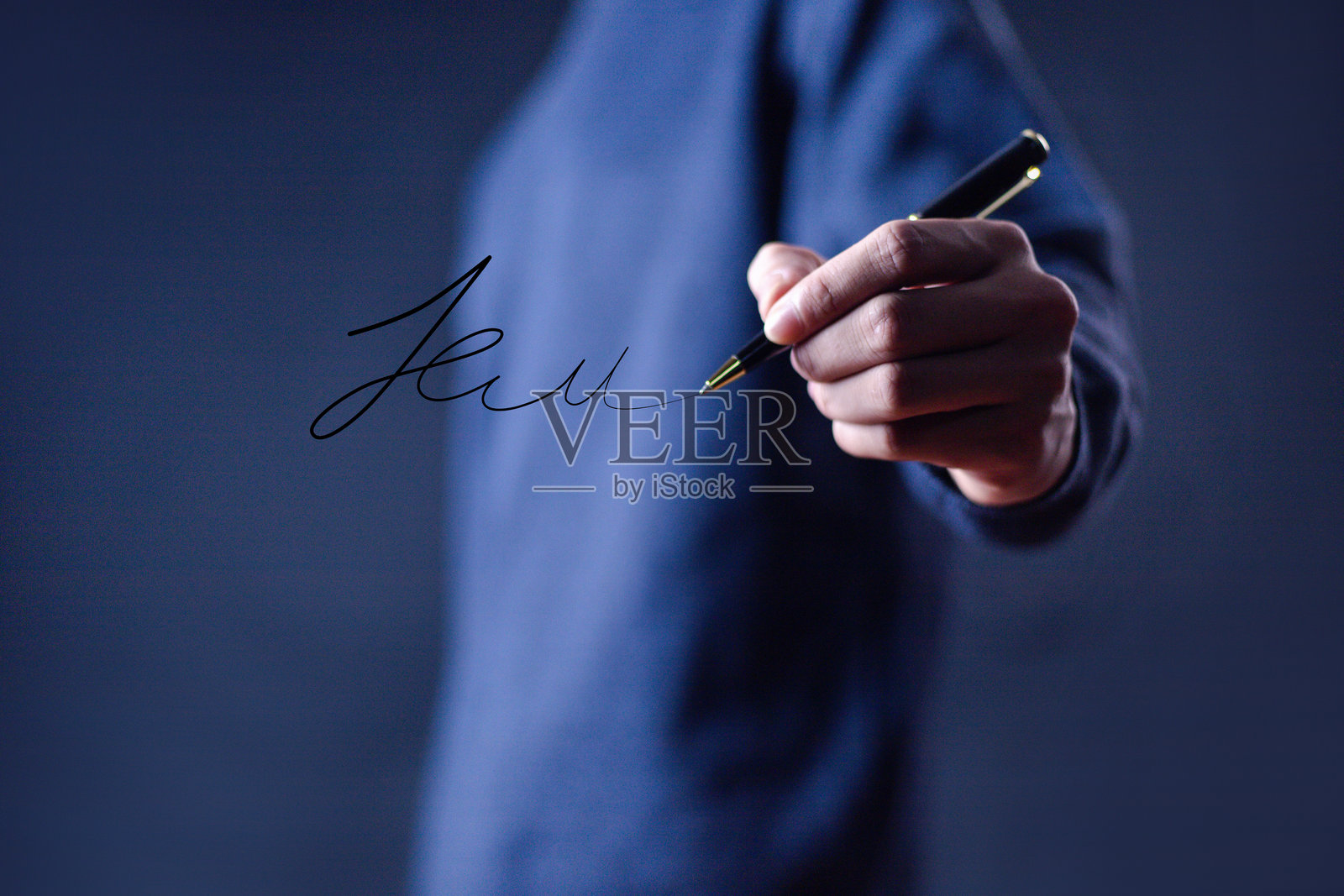 商人正在数字文档上签署电子文件。电子签名概念。照片摄影图片