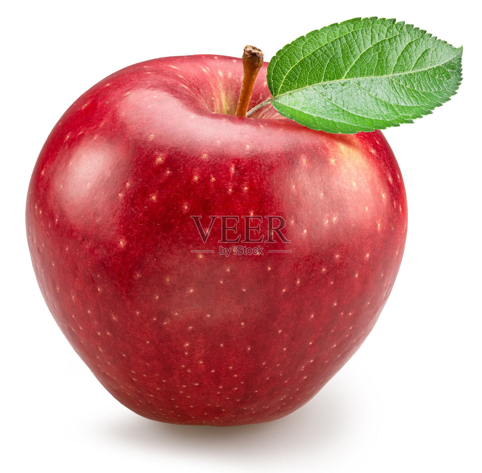 成熟的红苹果上面有绿色叶子，背景为白色。文件包含剪切路径。照片摄影图片