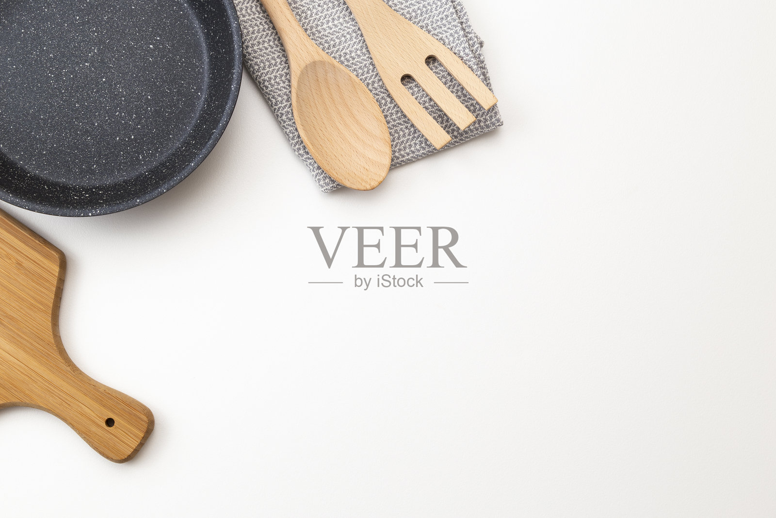 白色背景上的厨房用具。照片摄影图片