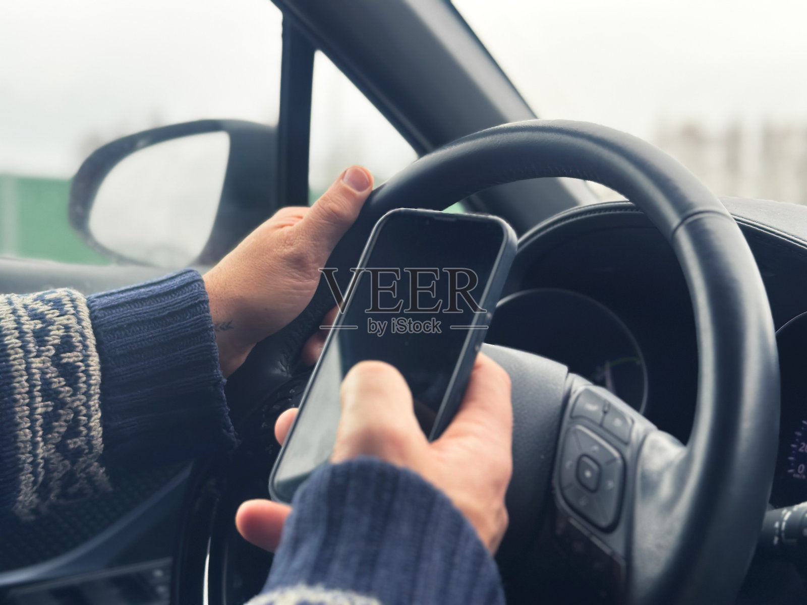 驾驶时手持黑色智能手机照片摄影图片