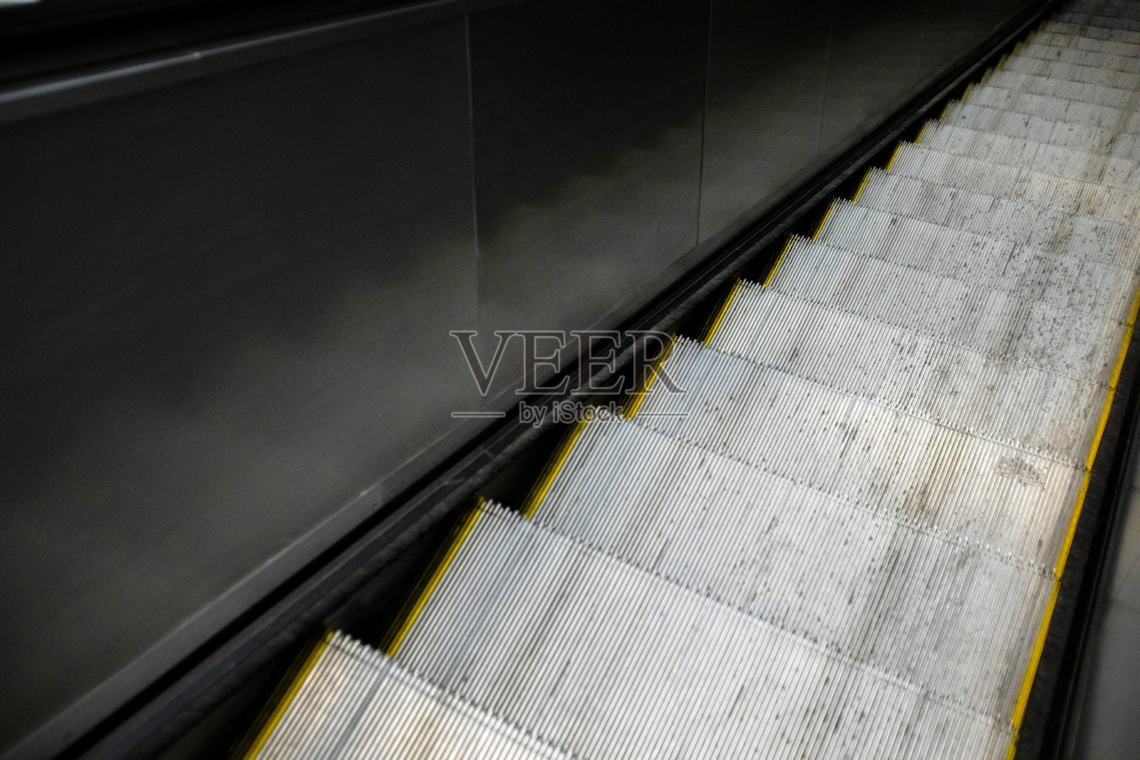 俯视一条空荡荡的自动扶梯照片摄影图片