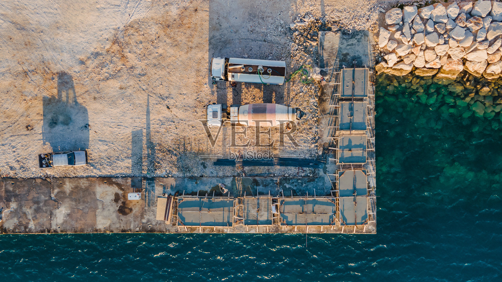 船舶系缆块，海岸边的精密工程照片摄影图片