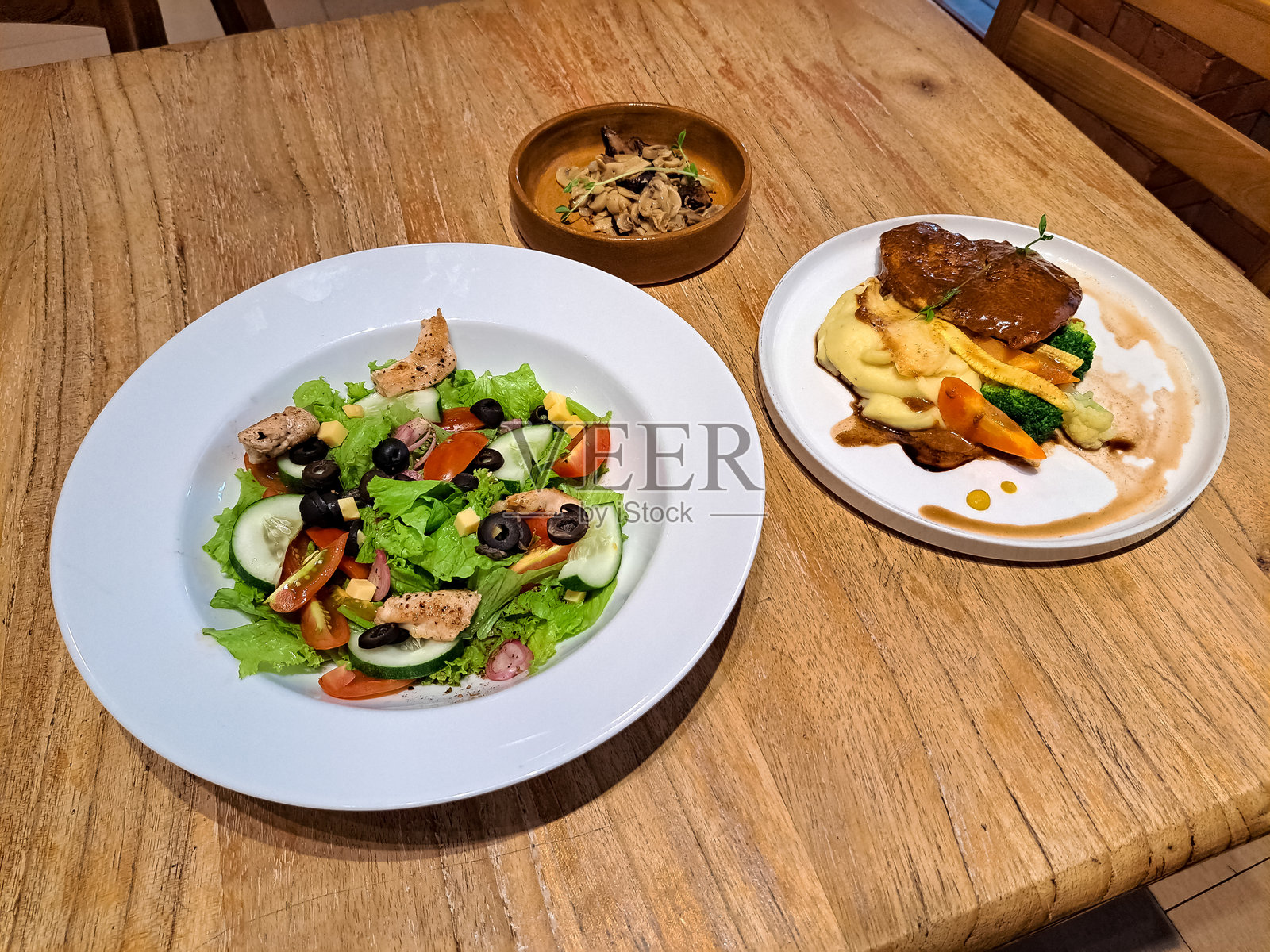 希腊沙拉、鸡肉拉宗和炒混合蘑菇。菜单。照片摄影图片