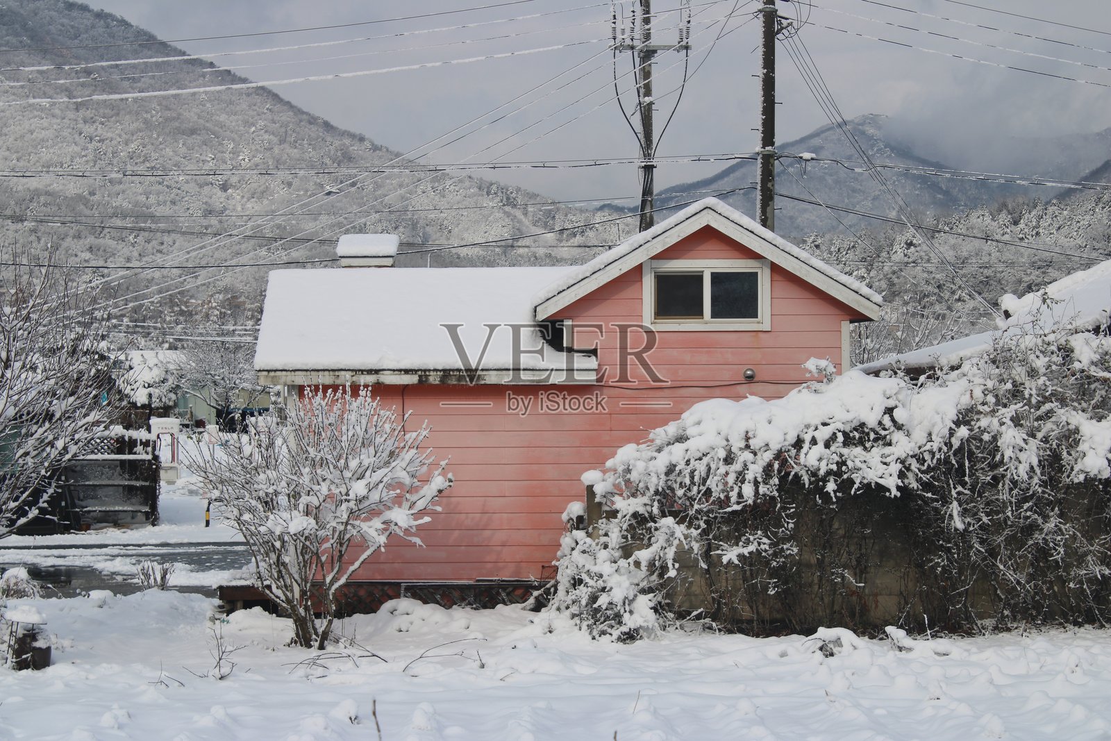 粉色房子冬季照片摄影图片