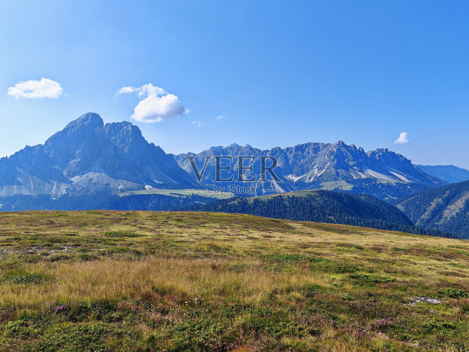 从蒙特穆罗山的草地上俯瞰萨斯德普提亚山脉和普兹-奥德尔自然公园的山峰照片摄影图片