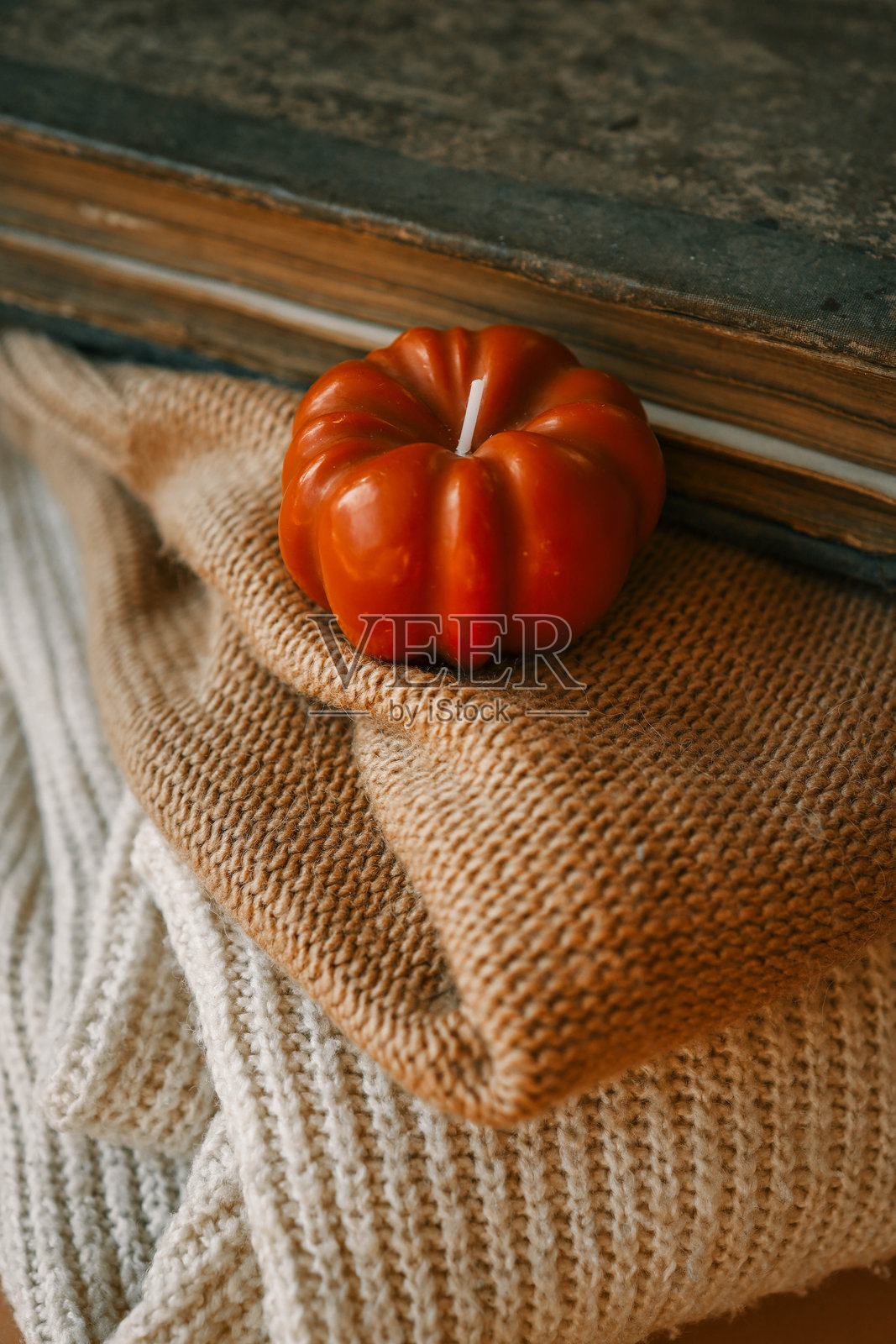 秋季舒适的装饰，书籍，蜡烛和毛衣照片摄影图片