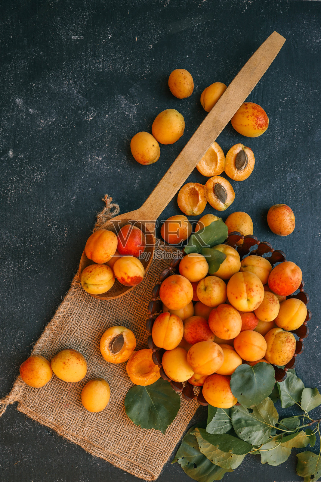 木勺与杏子的组合，收获与夏季果酱的概念照片摄影图片