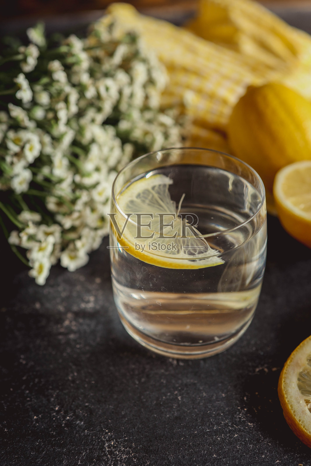 新鲜制作的柠檬水在木桌上的玻璃杯中。留有文字空间。照片摄影图片