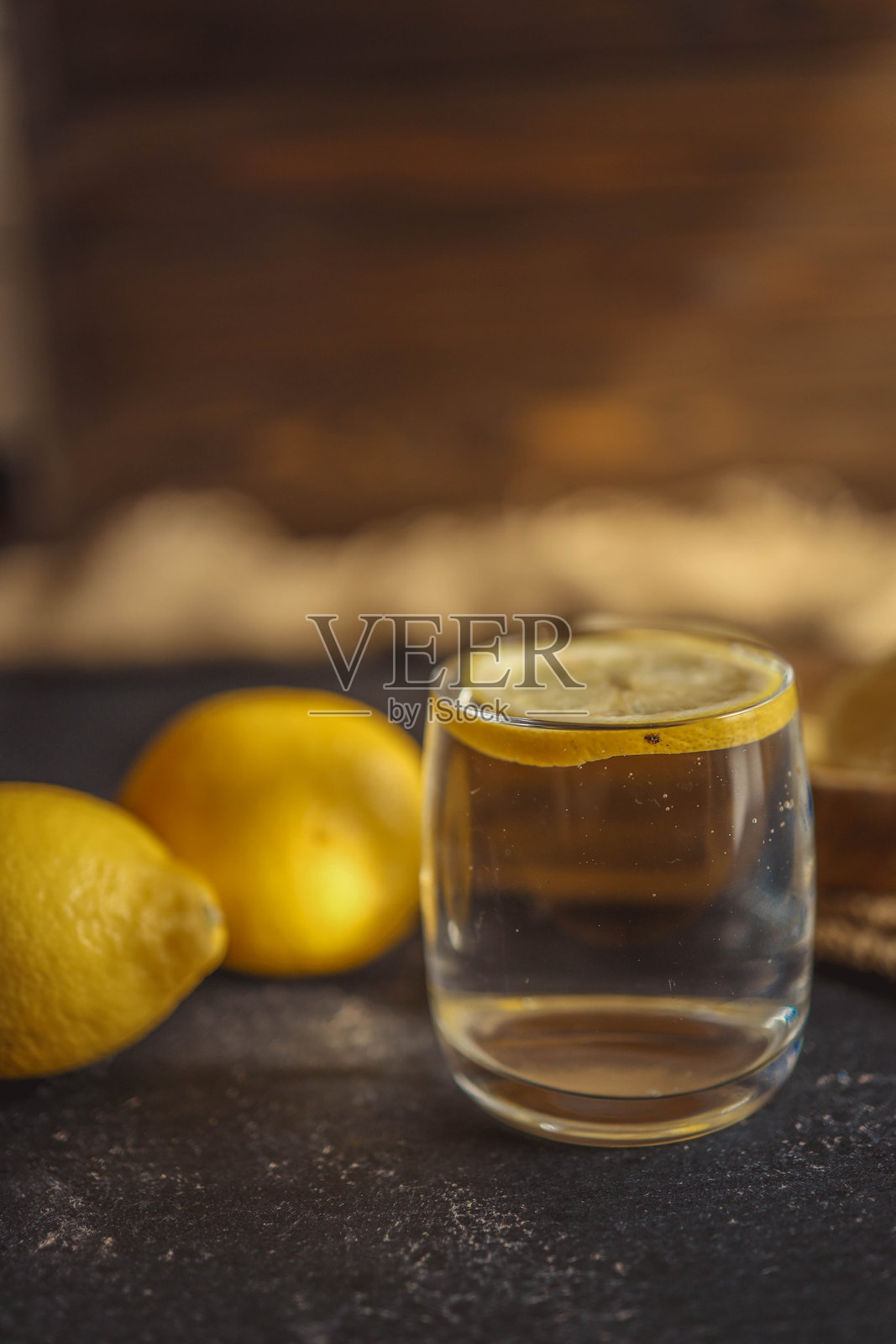 新鲜制作的柠檬水在木桌上的玻璃杯中。留有文字空间。照片摄影图片