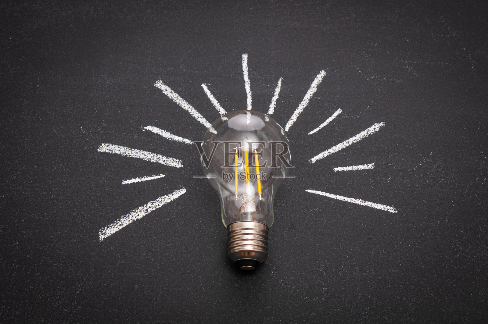 黑色背景上的灯泡特写照片摄影图片