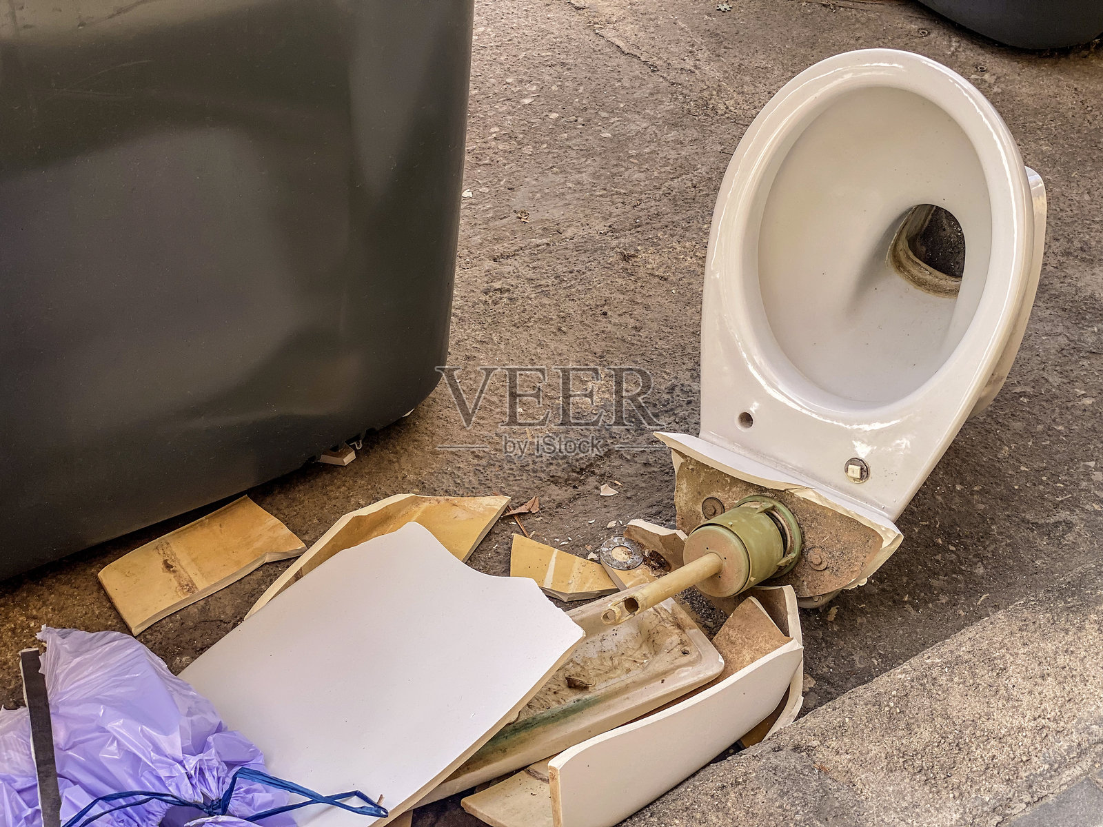 街道上的破损马桶照片摄影图片