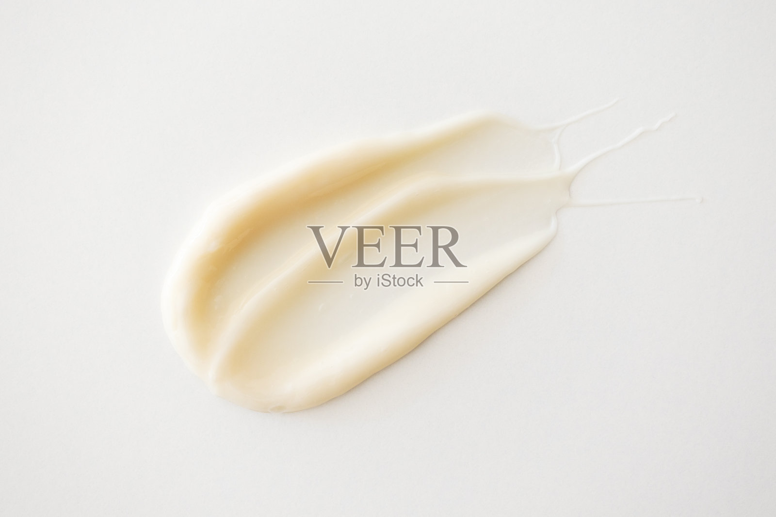 米色奶油质地的保湿霜样品，背景为白色。极简主义护肤美容产品照片摄影图片