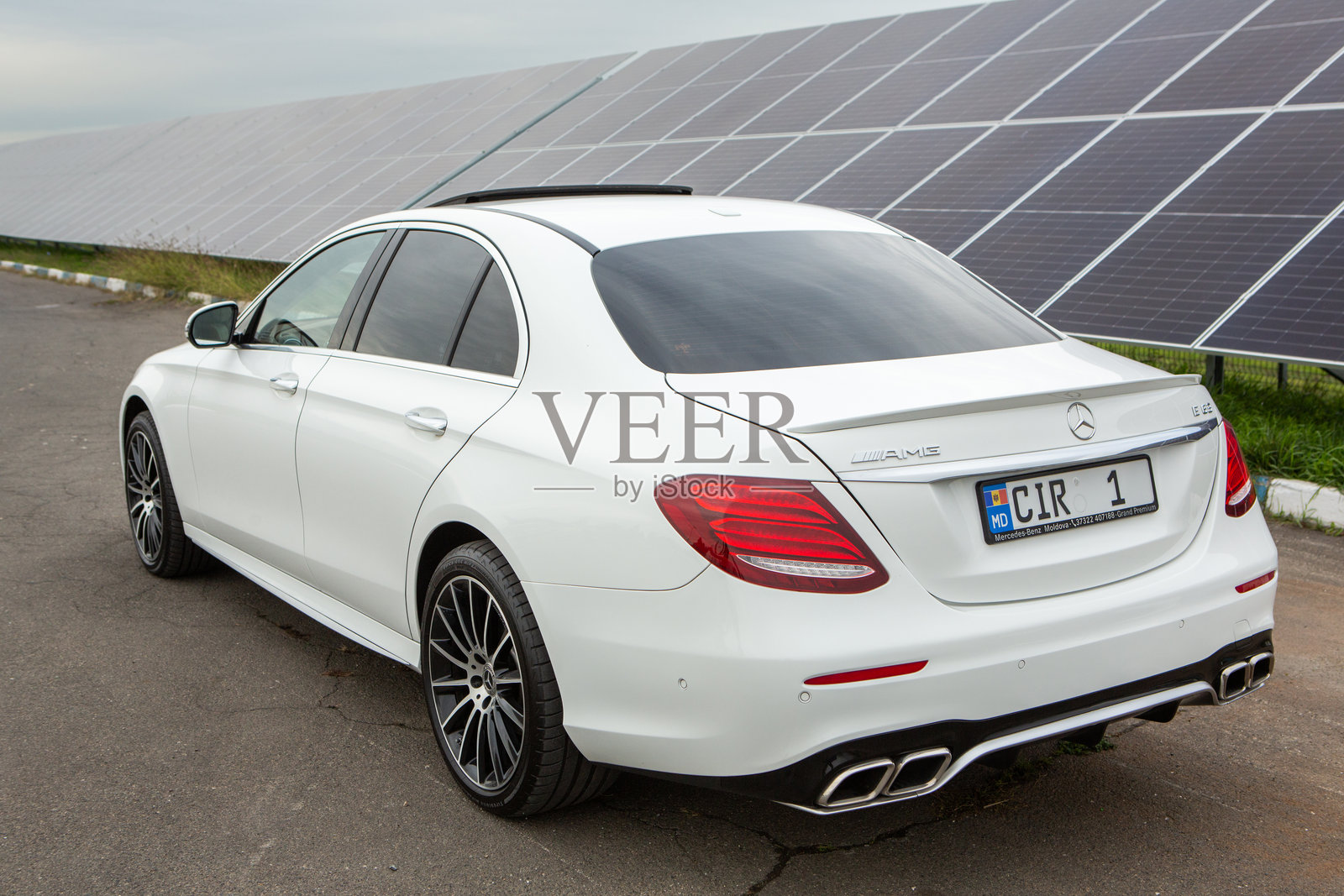 摩尔多瓦共和国梅赛德斯-奔驰车友节。梅赛德斯-奔驰E级，AMG E 63照片摄影图片