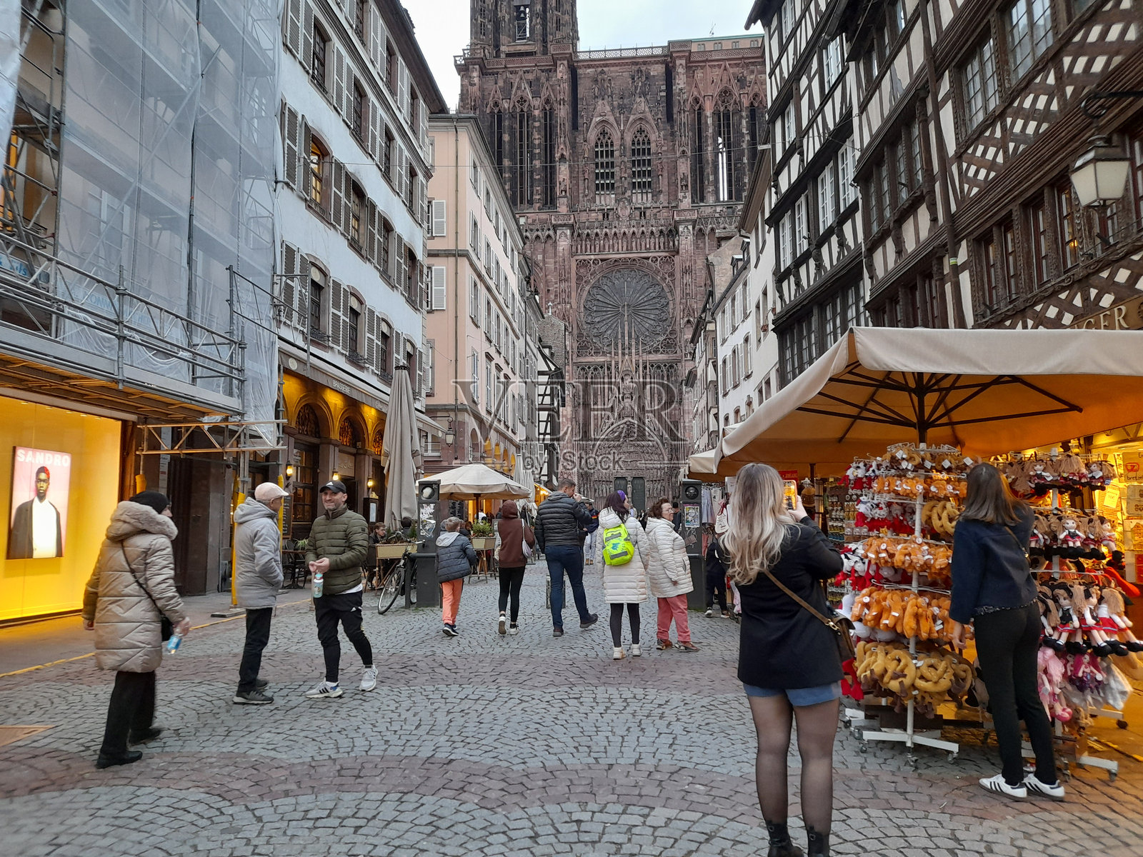 斯特拉斯堡老城区，法国大东部，零售店，人们，半木结构房屋，斯特拉斯堡大教堂照片摄影图片