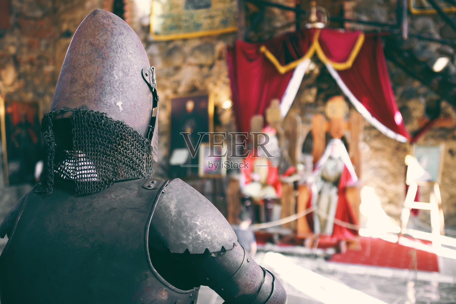 城市中的嘉年华游乐设施。骑士在国王的接待会上。照片摄影图片