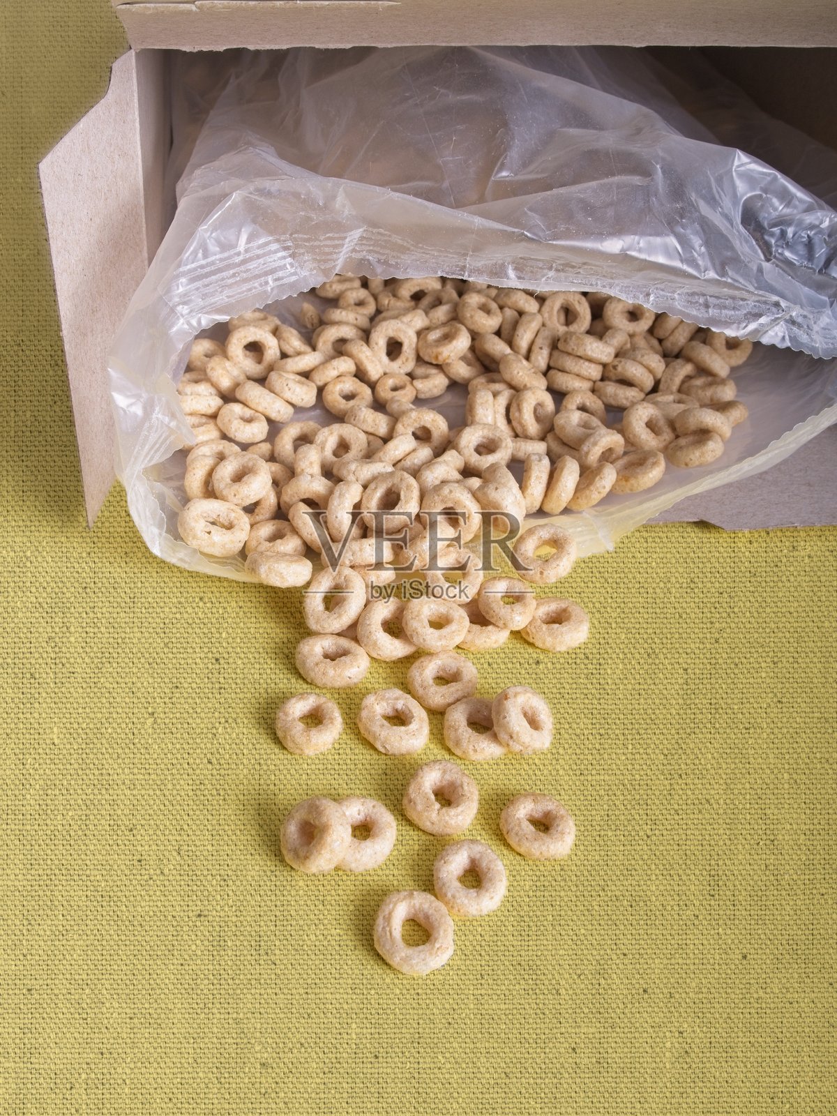 倒翻的麦片盒，内容洒落一地照片摄影图片