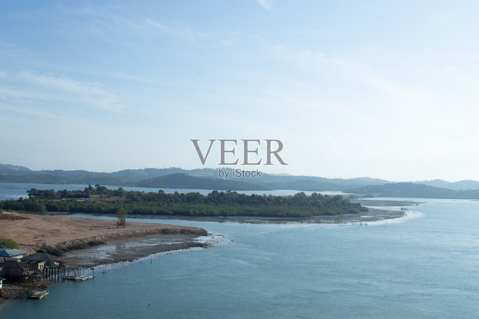 阿卡岛（Pulau Akar），是位于印度尼西亚巴淡岛巴雷朗桥附近的小岛。照片摄影图片