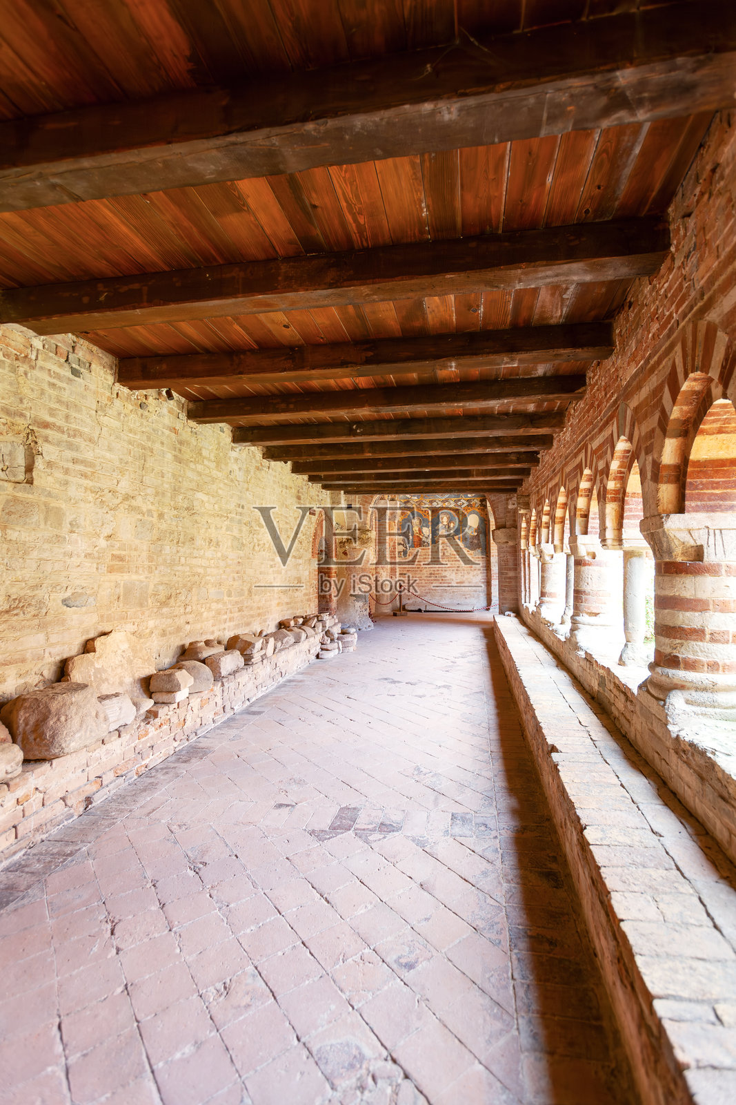 维佐拉诺修道院的回廊。彩色图片照片摄影图片