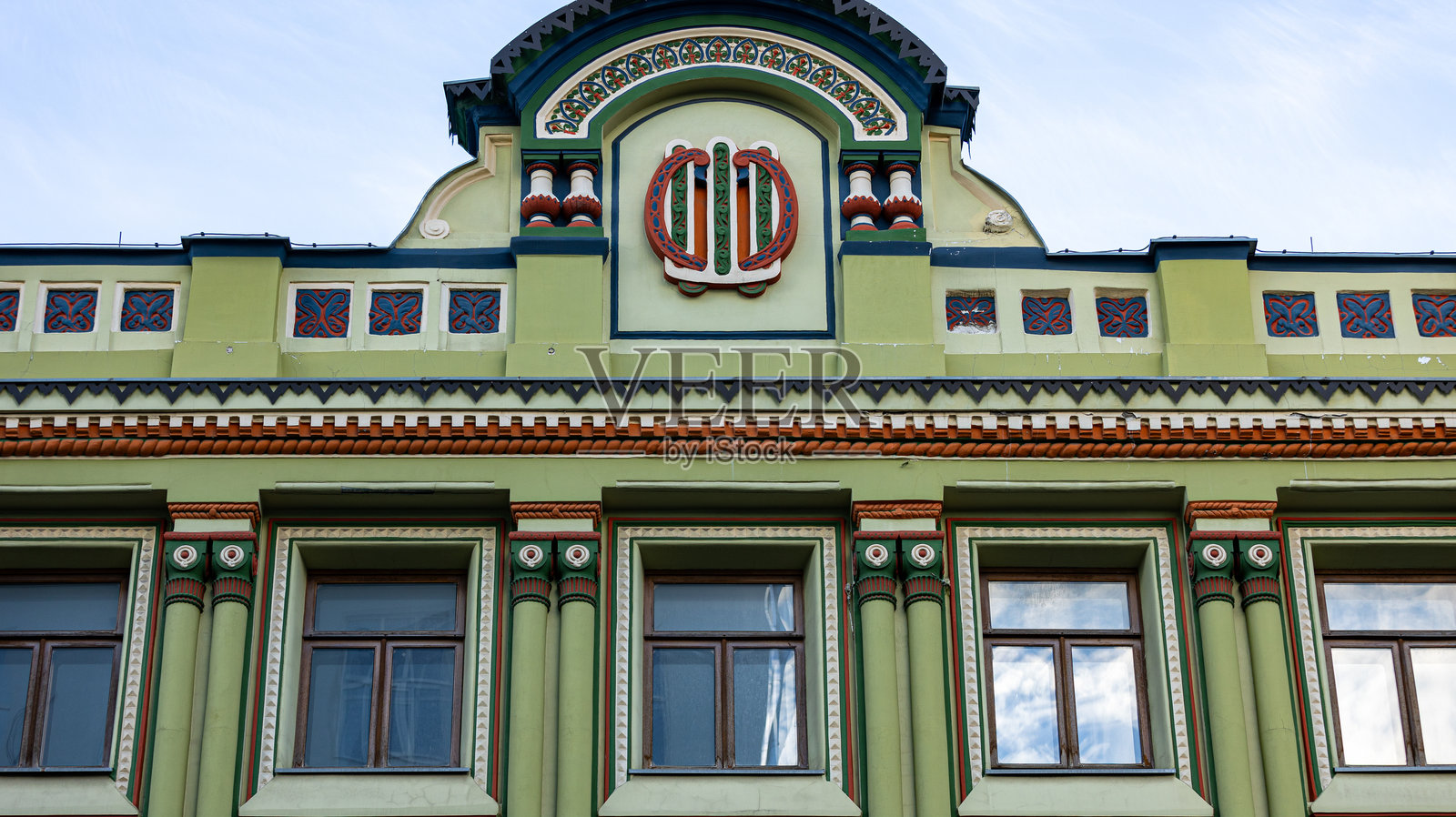 一座美丽的绿色建筑，上面显著地展示着“老”字。照片摄影图片