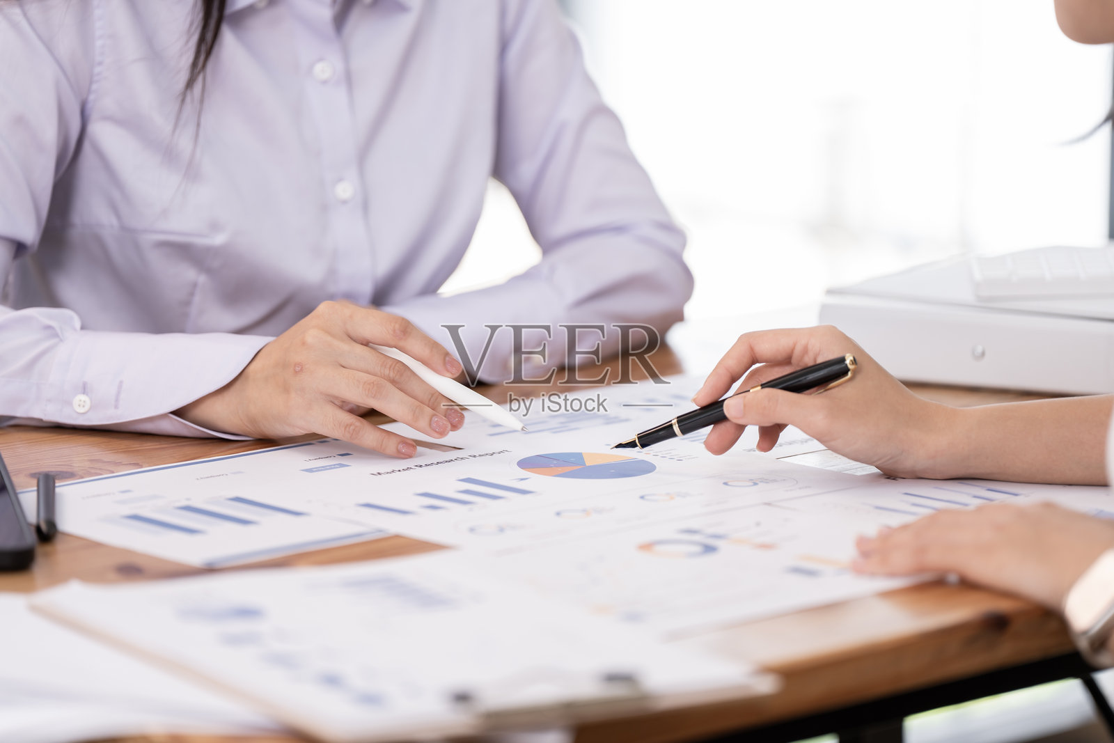 商业女性在会议中讨论和头脑风暴新的商业项目融资投资概念。照片摄影图片