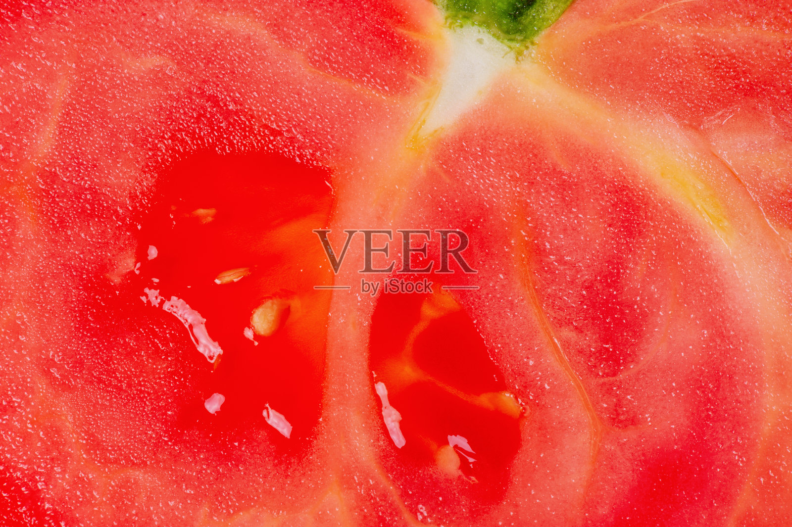 红色成熟的切开番茄作为微距照片背景。照片摄影图片