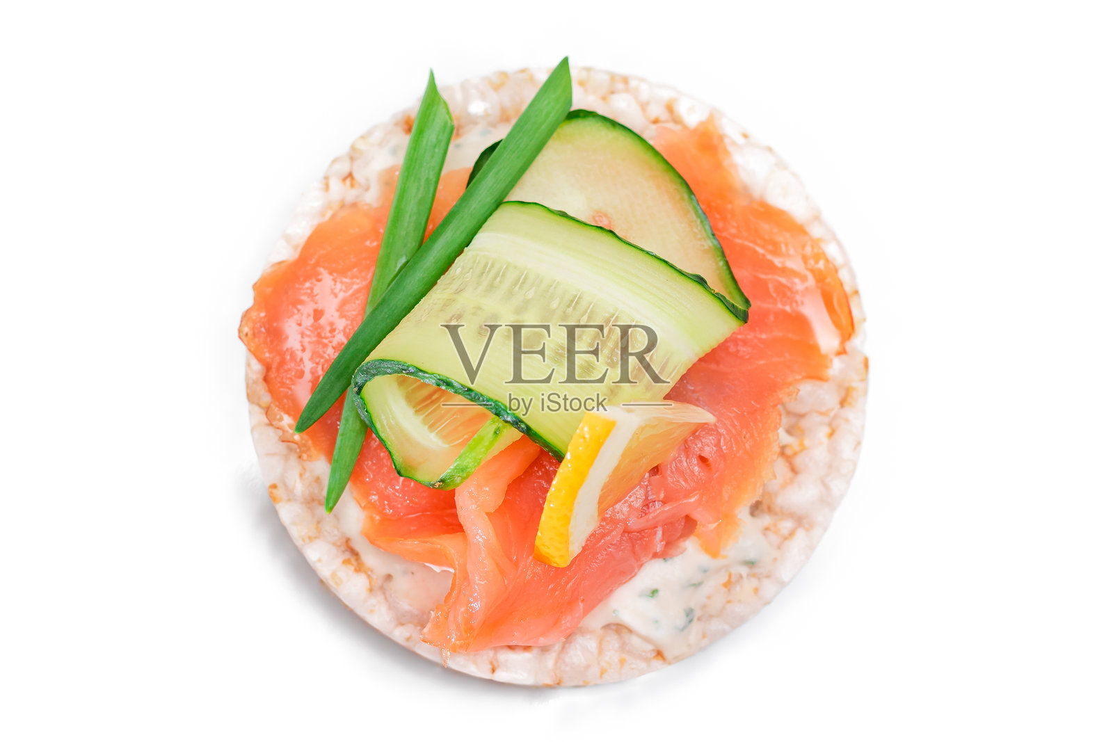 新鲜三文鱼、黄瓜、柠檬和绿叶蔬菜的米糕三明治 - 单独摆放照片摄影图片