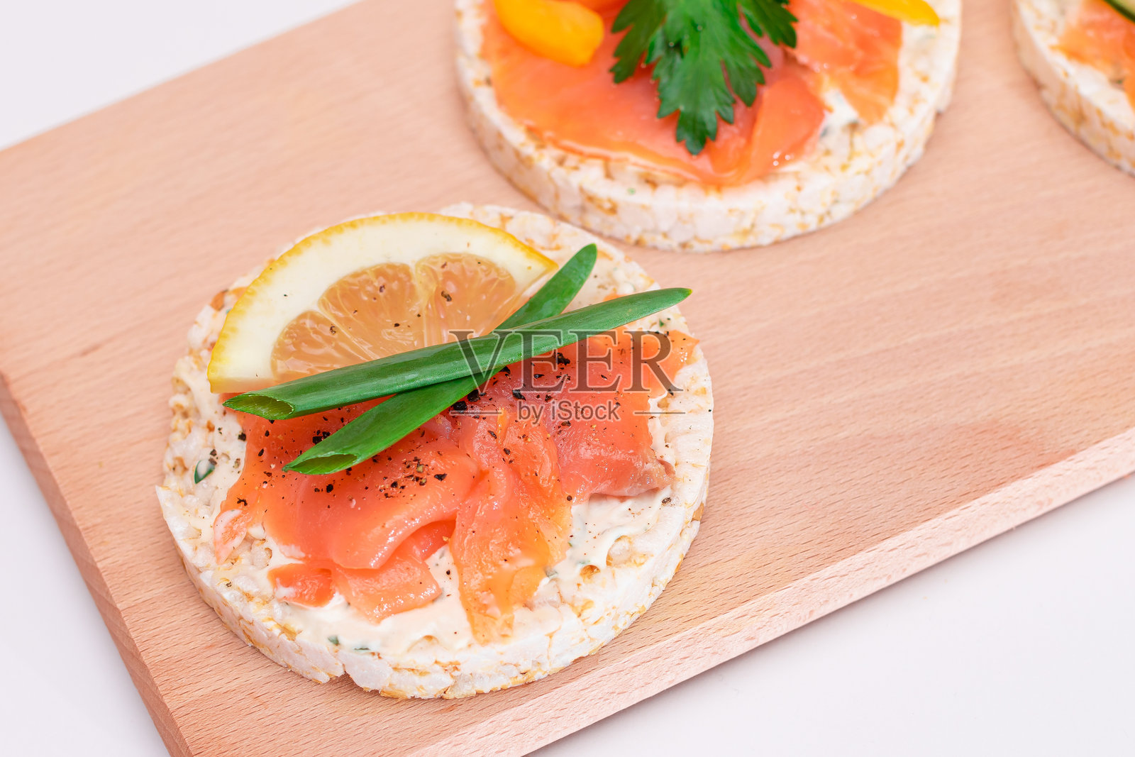 米糕三明治配新鲜三文鱼、黄瓜、黄甜椒和绿叶蔬菜照片摄影图片