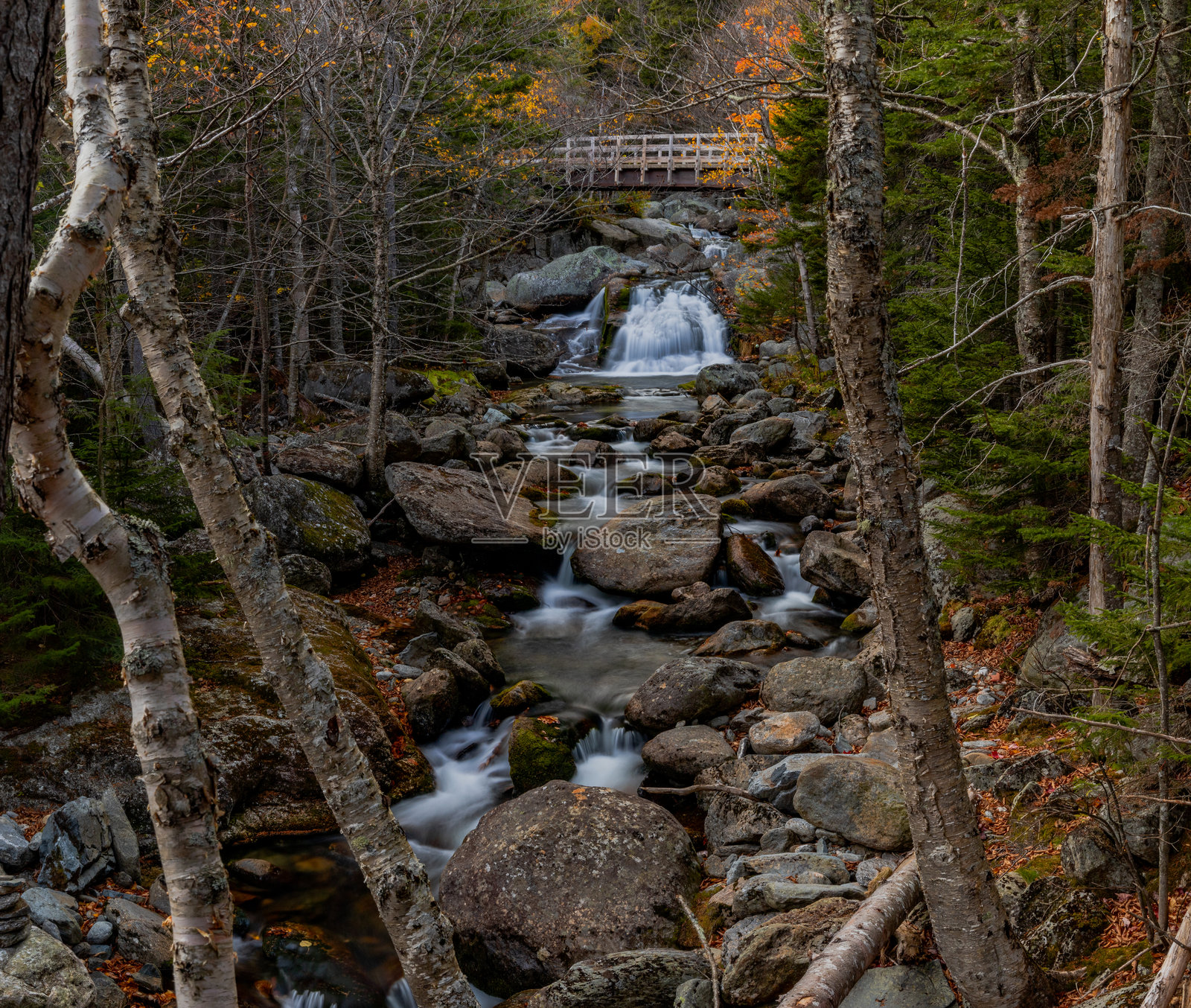 新罕布什尔州秋季的水晶瀑布照片摄影图片