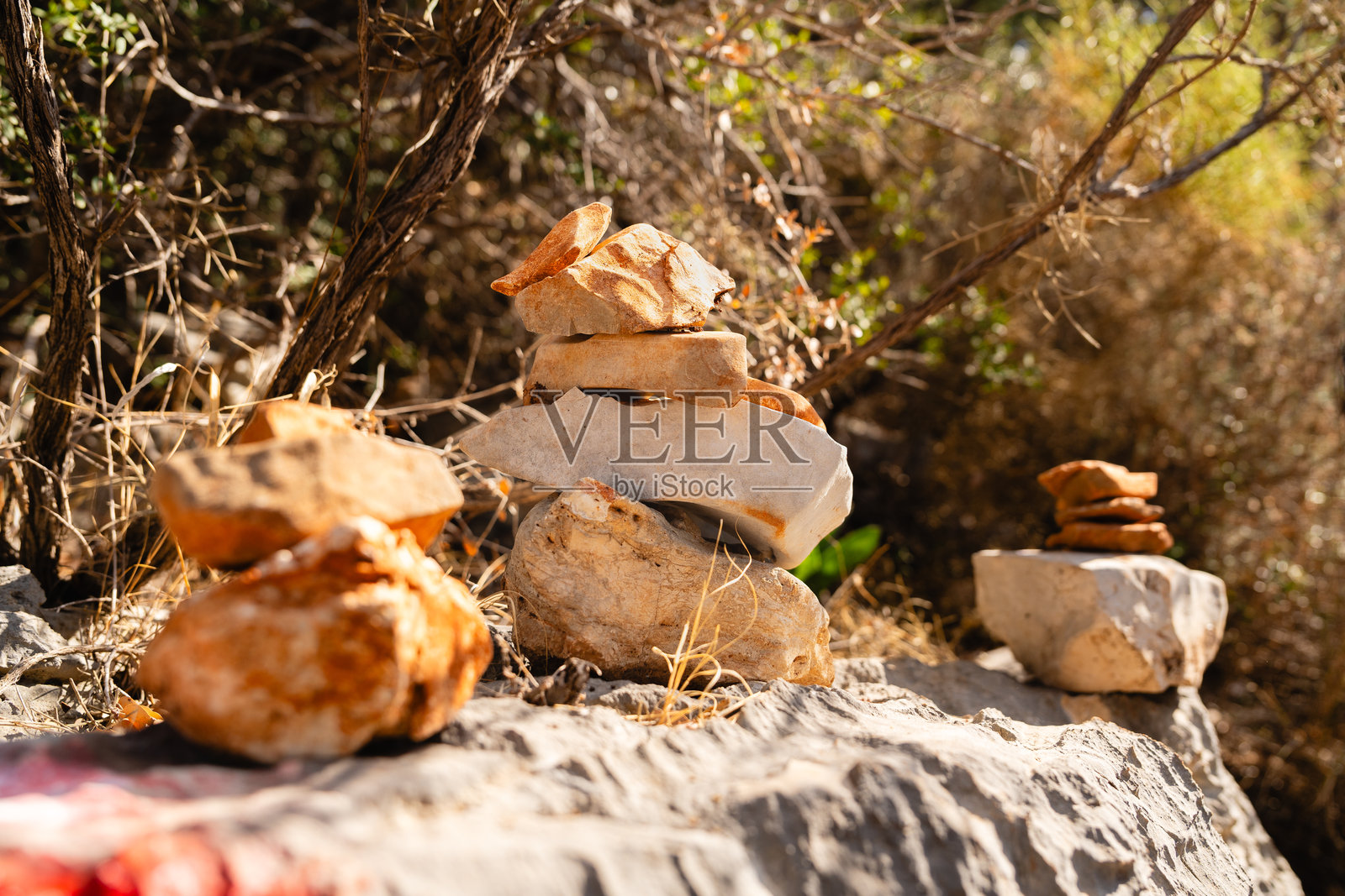 岩石堆或石堆，用于标记公园内的徒步路线。照片摄影图片