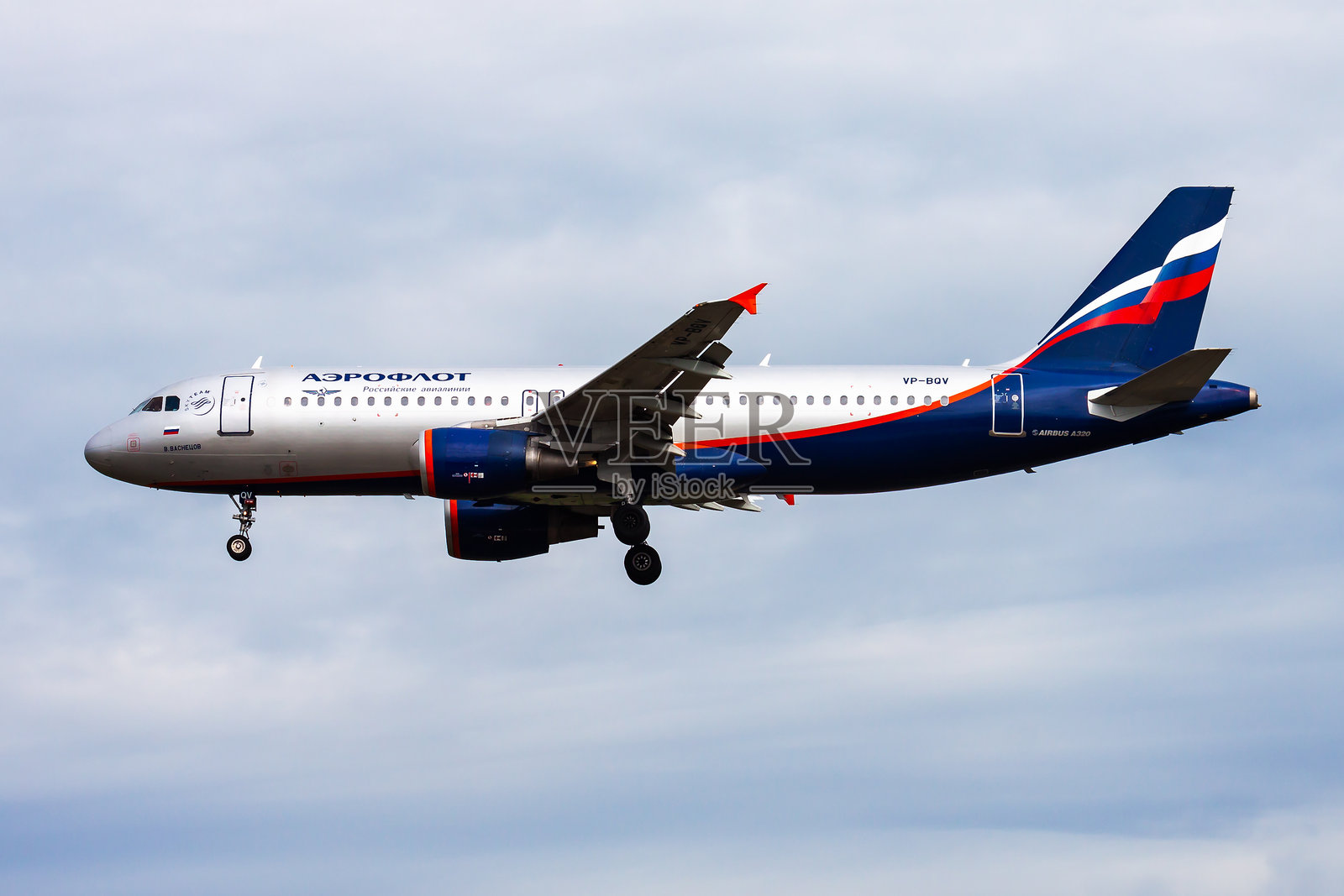 俄罗斯航空客机在机场。航班旅行安排。航空与飞机。空中运输。全球国际运输。飞行与飞翔。照片摄影图片