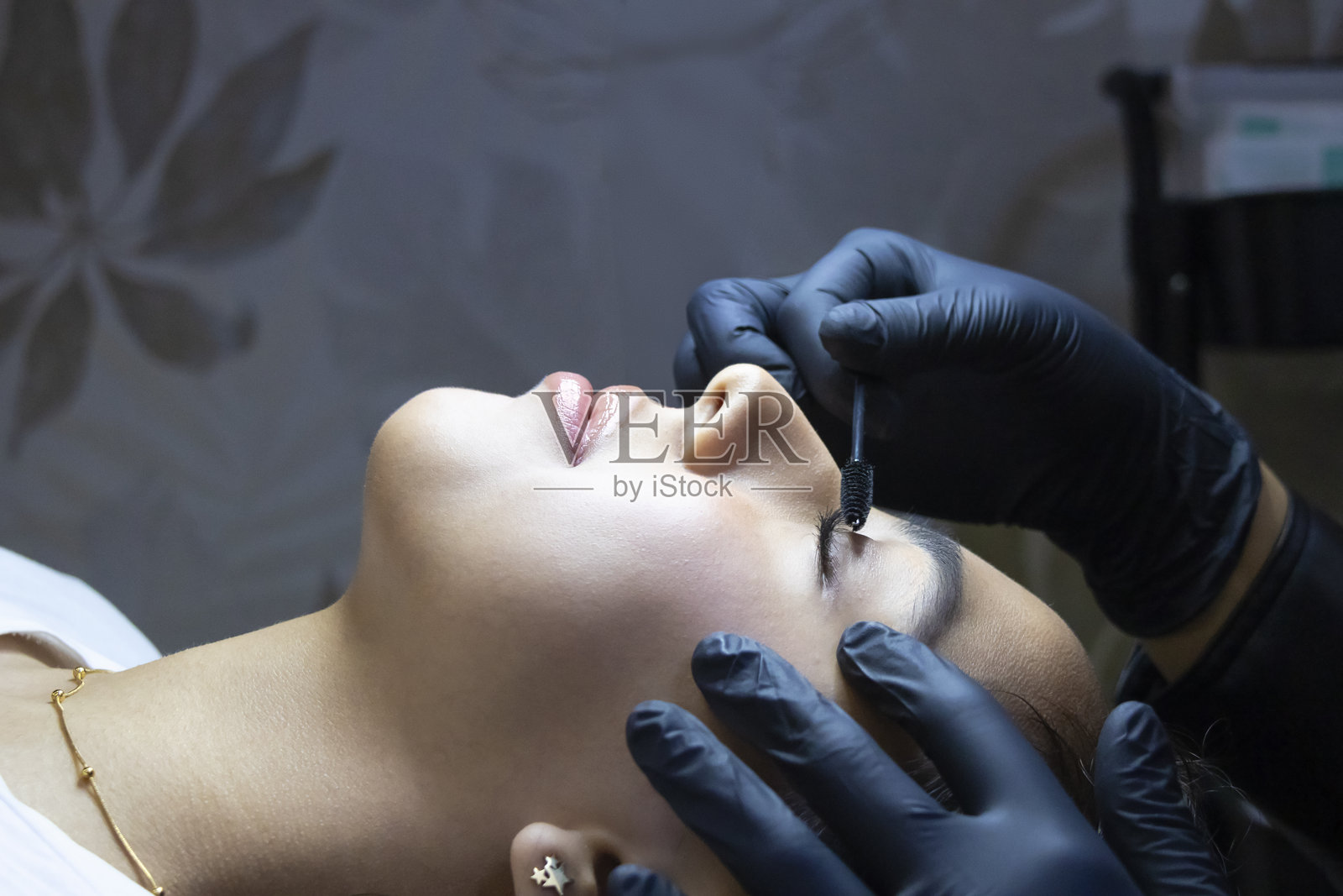 为客户修整眉毛照片摄影图片