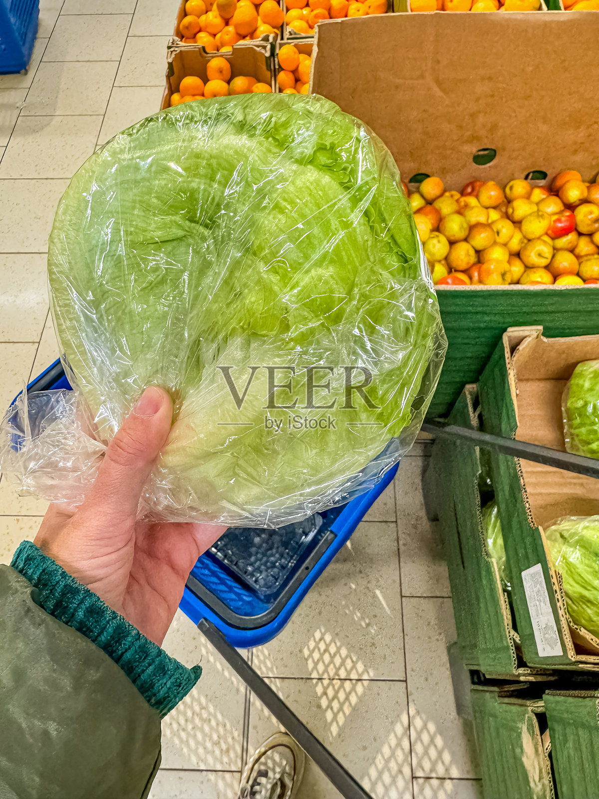 女性手在杂货店里拿着沙拉照片摄影图片