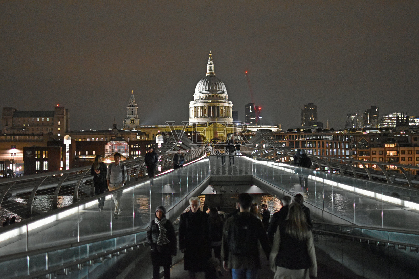 圣保罗大教堂。千年桥。夜晚。伦敦照片摄影图片