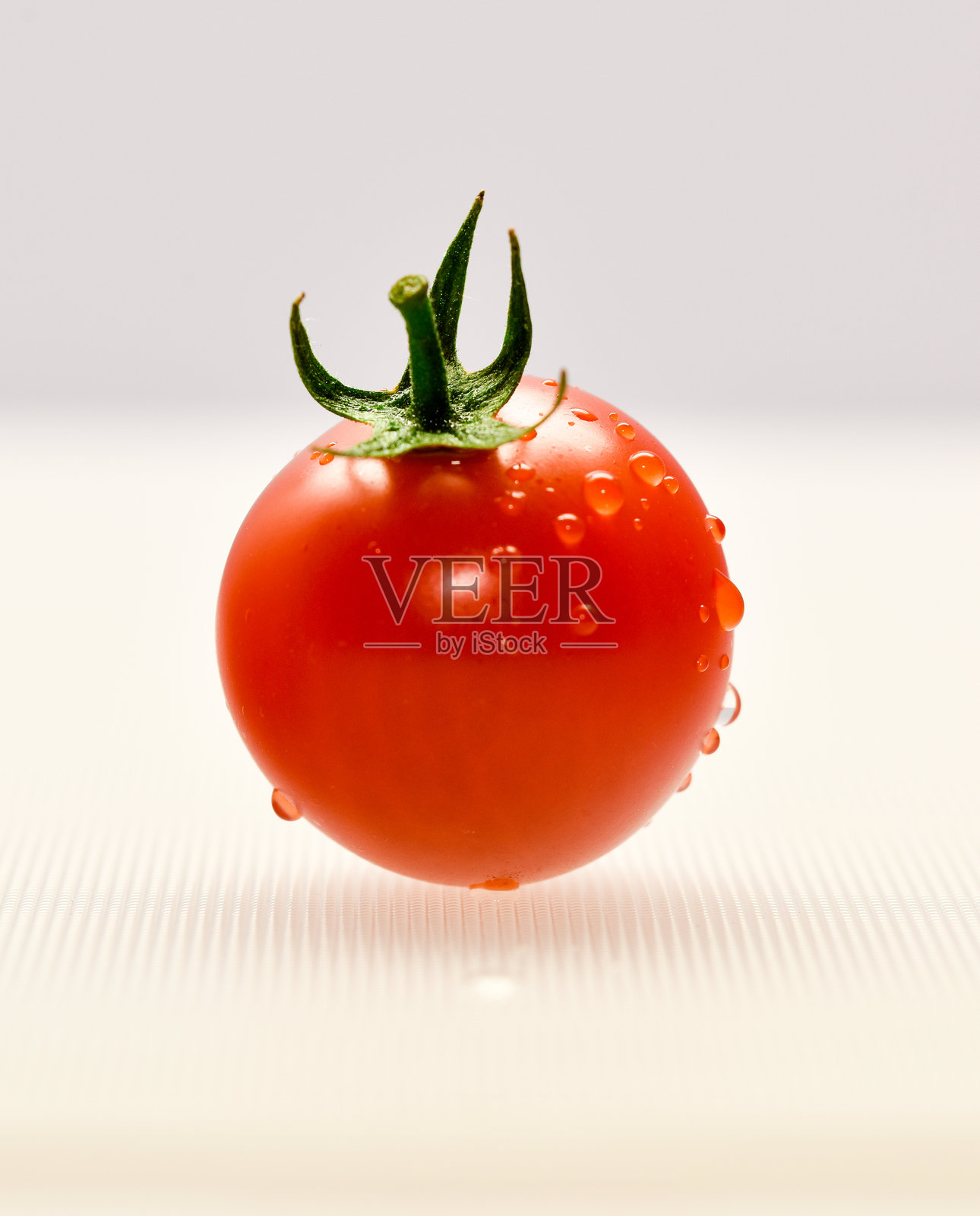 湿润的番茄特写，背景为白色照片摄影图片