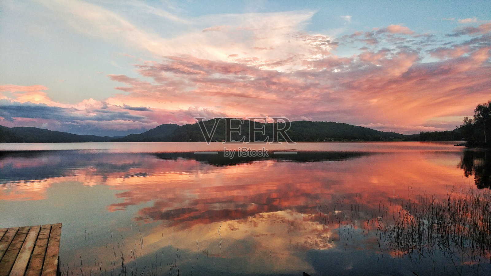 日落时分湖泊与天空的美丽景色照片摄影图片