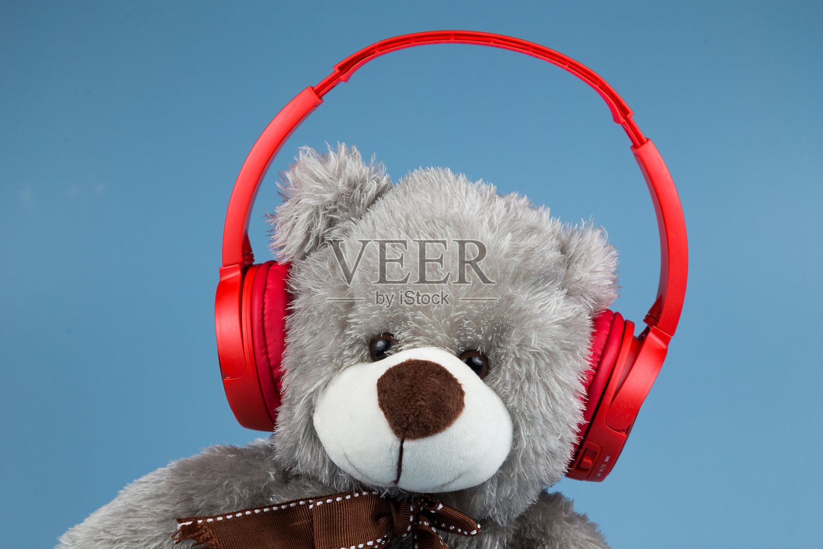 戴着耳机的泰迪熊特写照片摄影图片