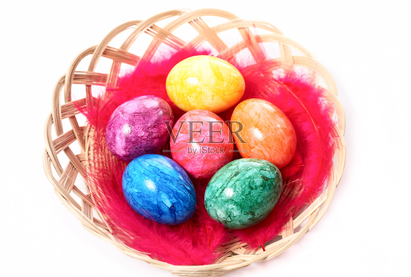 高角度视图的多彩复活节彩蛋放在白色背景的篮子里照片摄影图片