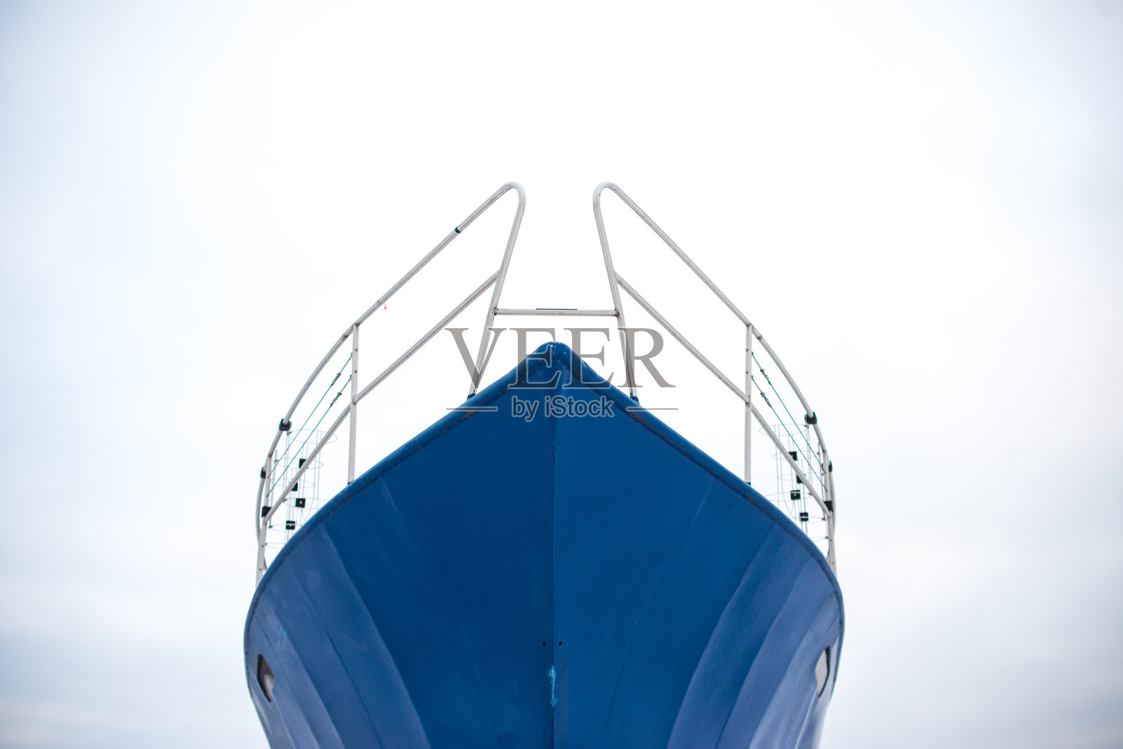 低角度视图的船头与晴朗的天空照片摄影图片