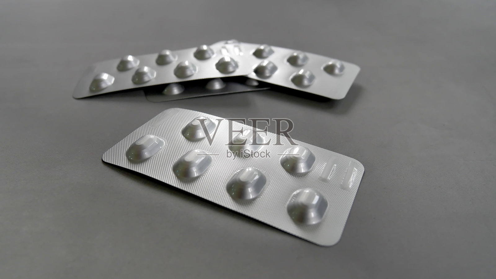 灰色背景上的泡罩包装高角度视图照片摄影图片