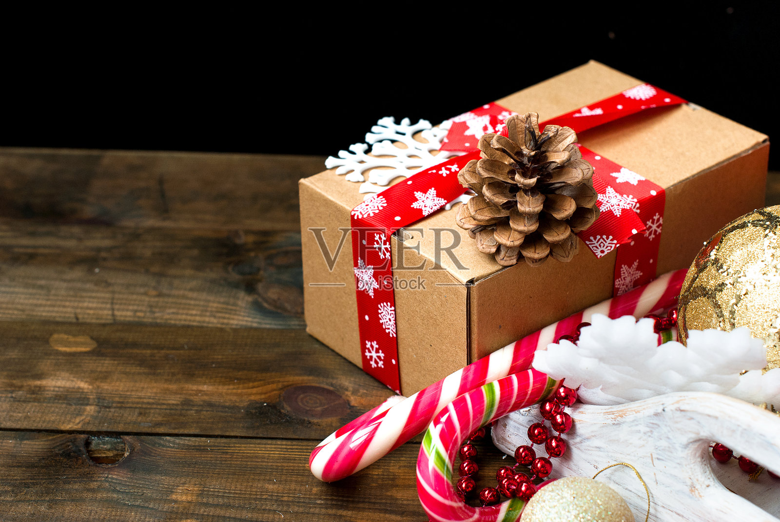 黑色背景下桌子上的圣诞装饰特写照片摄影图片