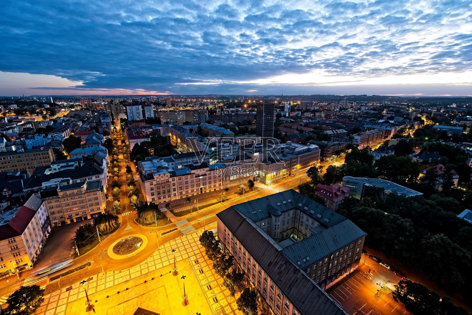 城市中照亮建筑物的高角度视图照片摄影图片