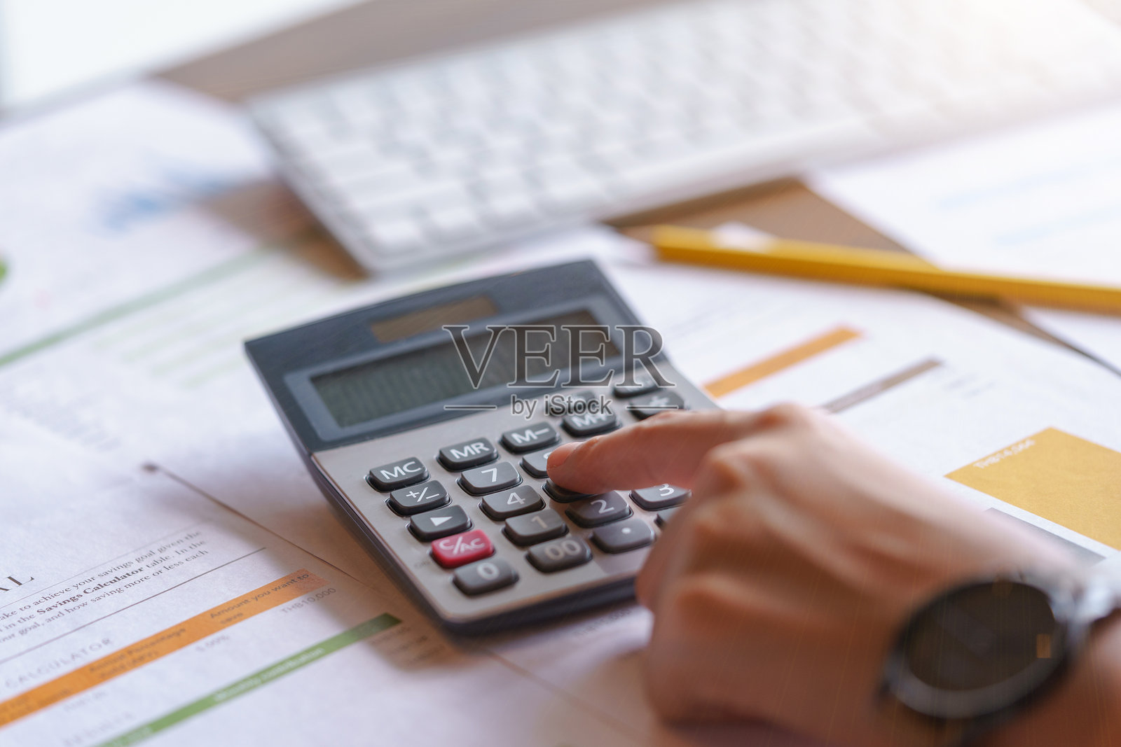 办公室中手部特写使用计算器照片摄影图片