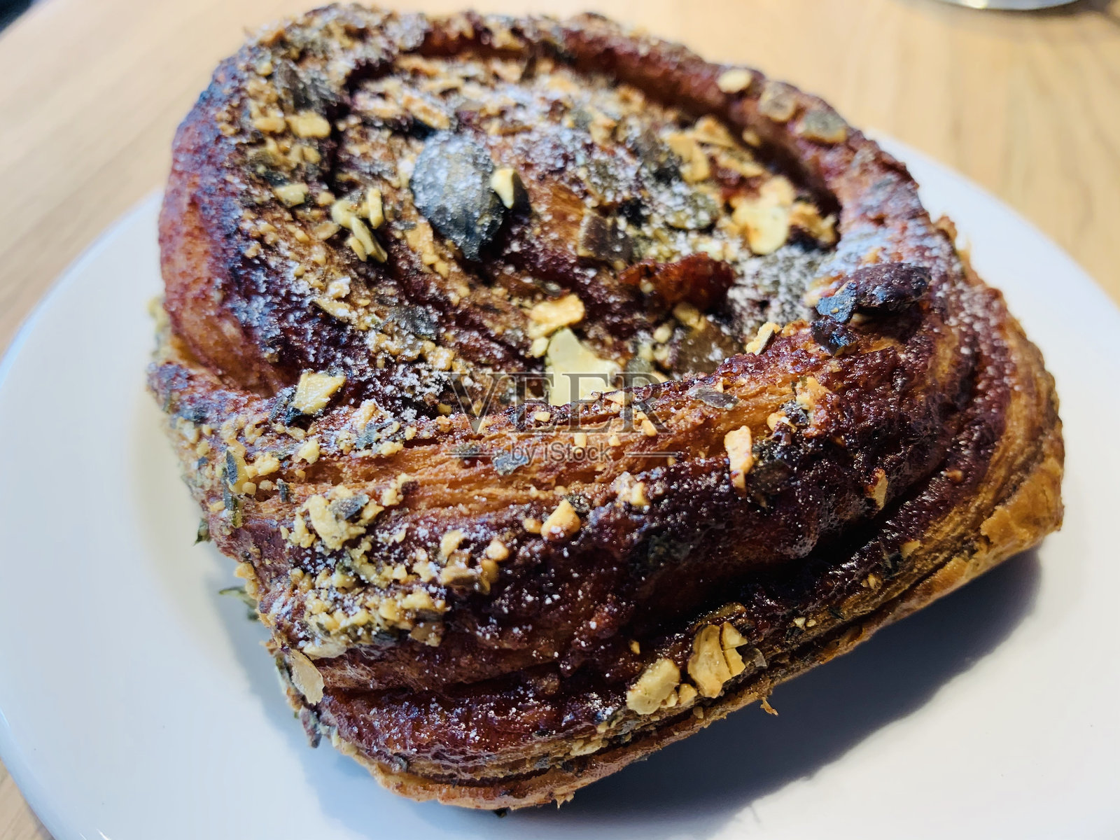 美味的棕色甜点盘上放着开心果照片摄影图片