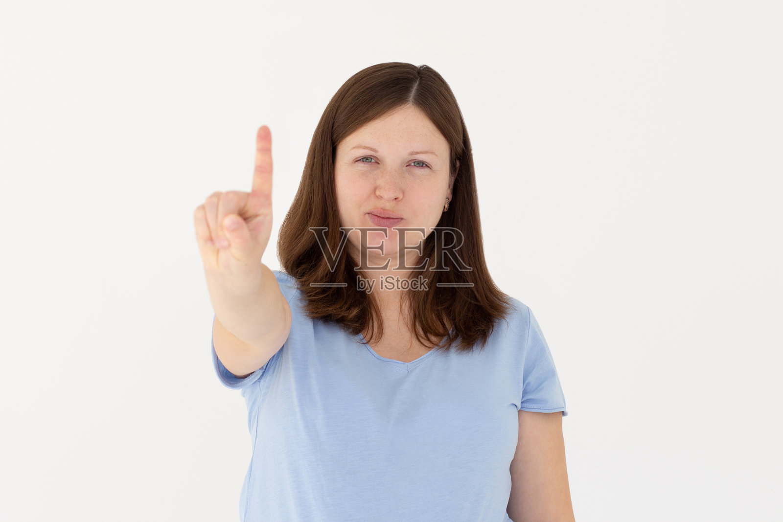 年轻女性用手指在镜头前做出停止的手势。照片摄影图片